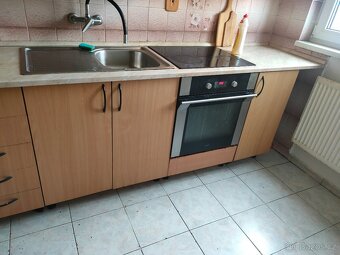 Kuchynská linka včetně sklokeramické desky, trouby a dřezu - 2