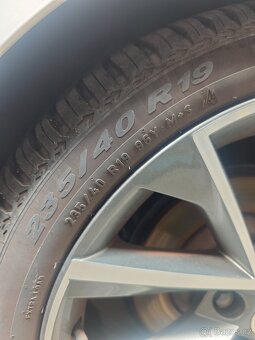 Celoroční Pirelli 235/40r19 - 2