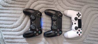 Prodám PS 4 Slim, 3 ovladače,servis 11/2024. - 2