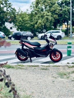 🛵 Aprilia SR GT 125 Sport 2025 – TOP stav, 1.100 km, záruka - 2