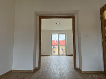 Pronájem bytu 2+1, cihlový dům, centrum Ostrova - 2