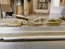 historické okenní kličky, olivy, rozvory, půlolivy, balk. kl - 2