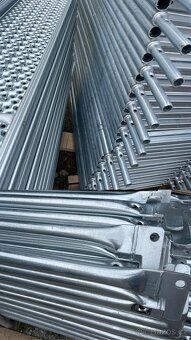 Prodám rámové lešení 595m2 i po částech - 2