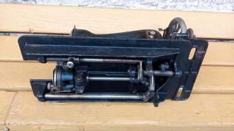 Historický šicí stroj Veritas - 2