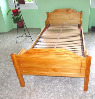 Masivní dřevěná postel - jednolůžko - 2