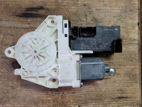 Motor stahování pravého předního okna Peugeot 407 - 2