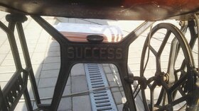 Starý zachovalý, pedálový šicí stroj značky Success - 2