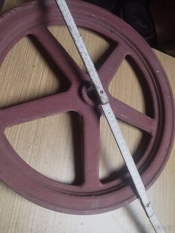 Řemenici litinovou 38 cm - 2