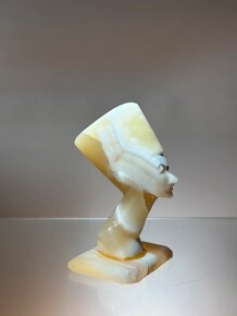 Soška Nefertiti - 2
