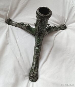 Zelený litinový stojánek na vánoční stromeček - 2