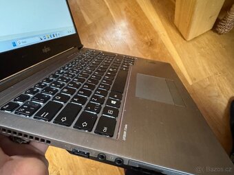 Tenký notebook fujitsu lifebook u945 - 2