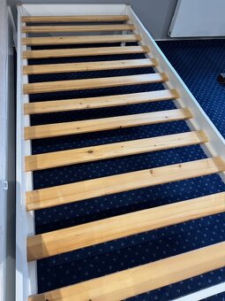 Dřevěná postel s matrací - 2