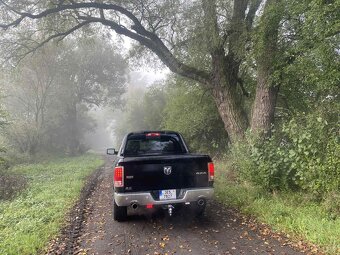 Dodge RAM 1500 Laramie 5.7 HEMI CrewCab2014--4x4--tažné 3.5t - 2