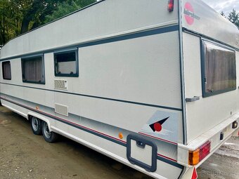 KARAVAN OBYTNÝ PŘÍVĚS BURSTNER TOP STAV 8m - 2
