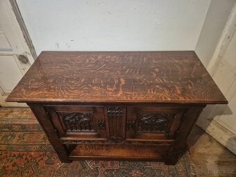 Komoda v gotickém stylu z masivního dubu - 2