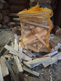 Suché SMRKOVÉ třísky – 15kg pytel, délka 20–50 cm - 2