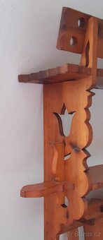 Starožitná vyřezávaná polička - 2