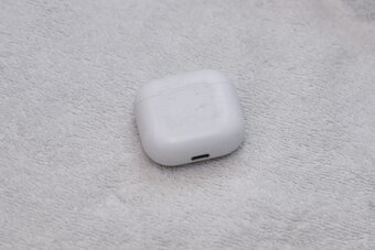 Apple AirPods (4. gen.) s nabíjecím pouzdrem – v záruce - 2