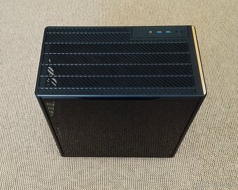 In Win A5 midi ATX skříň - 2