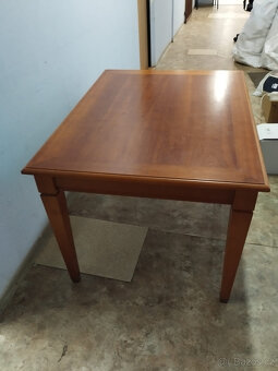 Hnědý jídelní stůl - 2