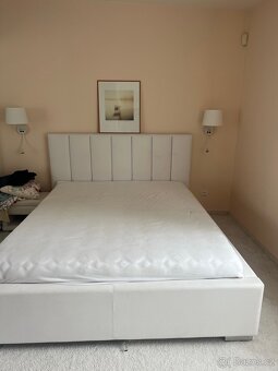 Bílá koženková postel s úložným prostorem - 2
