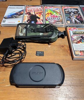 PSP Street Black v dobrém stavu + hry a příslušenství - 2