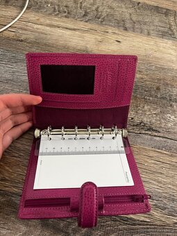 (Nepoužitý) Kapesní diář Filofax Finsbury A7 - malinový - 2