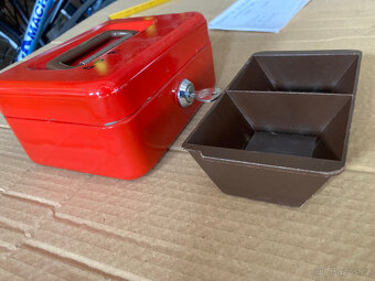 Pokladnička s mincovníkem, kasička, střádanka za 300 kč - 2