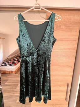 Sametové zelené mini šaty vel 38 - 2