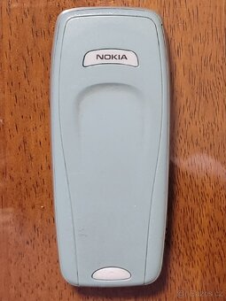 Starý mobilní telefon NOKIA 3410. - 2