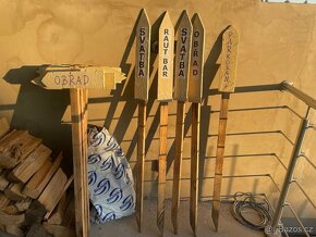 11 ks ukazatelů na svatbu /šipky - 2