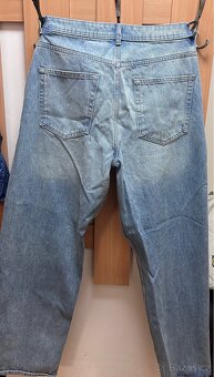Džíny jsou nové. - 2