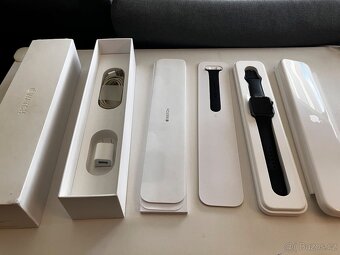 První model Apple Watch s originálním balením - 2