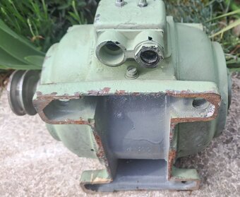 Elektromotor R35 n 6, patkový, U=400 (380) V, P=700 W, - 2