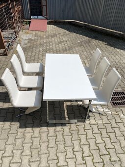 Bílý jídelní stůl a 6 designových židlí v krásném stavu - 2