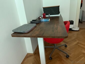 Výškově nastavitelný stůl (140 x 70 cm) + židle zdarma - 2