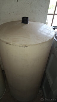 nádoba na vodu / víno 700 litrů - 2