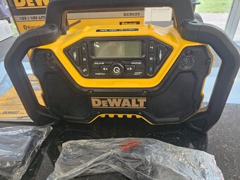 Nové AKU rádio DeWALT DCB029 XR - 2