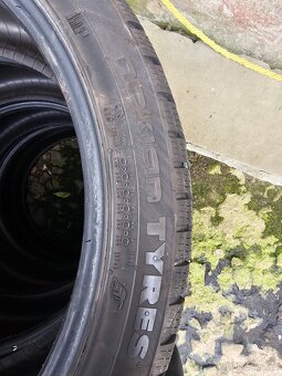 235/40R19 - 2