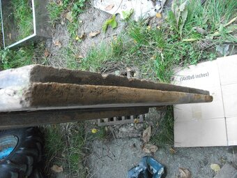 Staré masivní dveře s kováním - 2