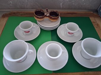 Talířky, hrneĉky s slánka. - 2