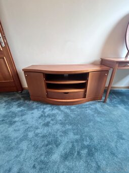 Skříň pod TV - 2