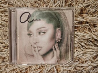 CD Ariany Grande s autogramem - 2