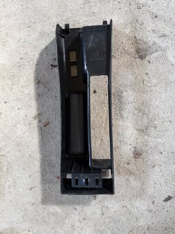 E30 - kryt okolo ruční brzdy - 2