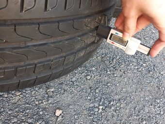 Letní pneu Pirelli 215/55/17 jak nové - 2