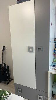 dva stoly do dětského pokoje a skříň - 2