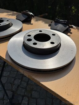 Přední brzdové kotouče pro VW T5 s destičkami - 2