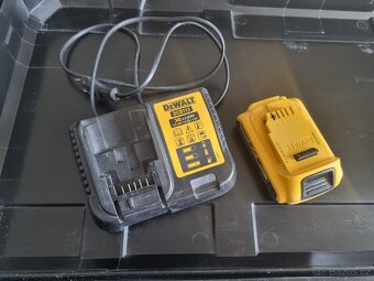 Vytlačovací pistole DeWALT DCE580D1 - 2