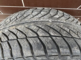 Pneu Goodyear Ultragrip 8 performance 245 45 r18 100V - 2