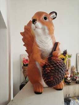 Velká socha veverka s oříškem - 2